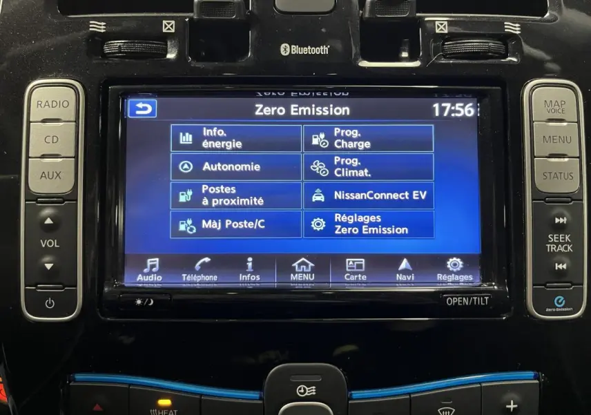 Écran tactile central de la Nissan Leaf 2017 rouge affichant le menu Zero Emission avec commandes audio et climatisation.