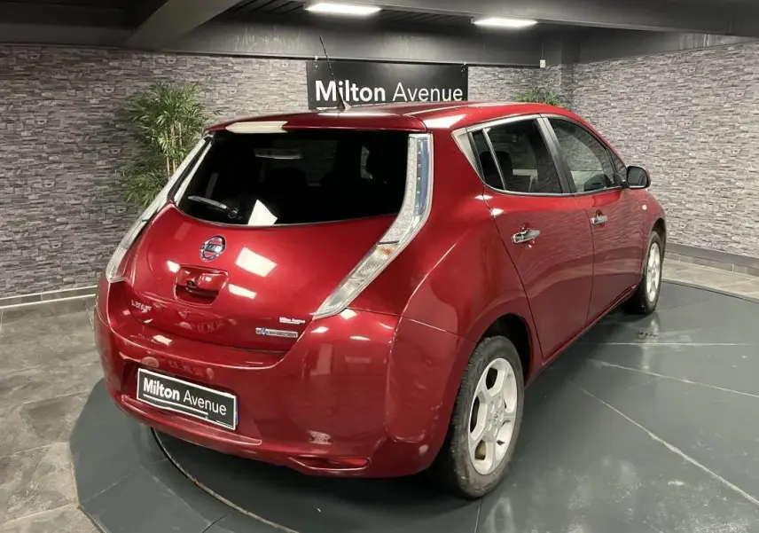 Vue 3/4 arrière droite d'une Nissan Leaf rouge métallisée 2017 avec feux arrière verticaux distinctifs.