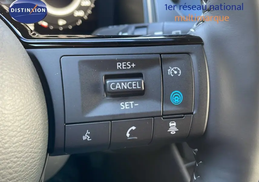 Gros plan sur les commandes au volant du Nissan Qashqai 1.5 VCT E-POWER, avec boutons de régulateur et assistance active.