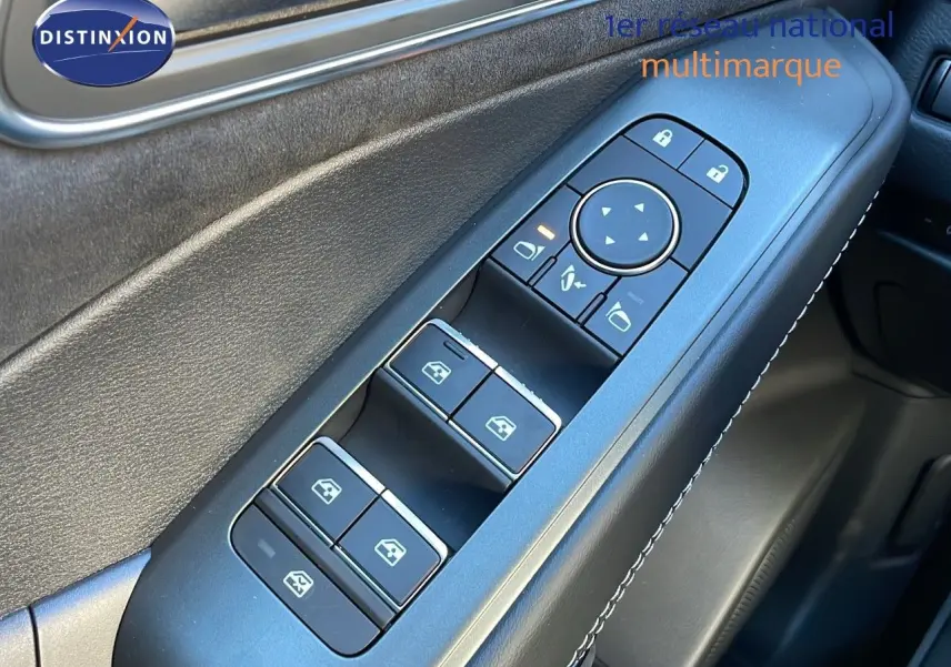 Détail des commandes de lève-vitres et rétroviseurs côté gauche intérieur du Nissan Qashqai blanc nacré toit noir.