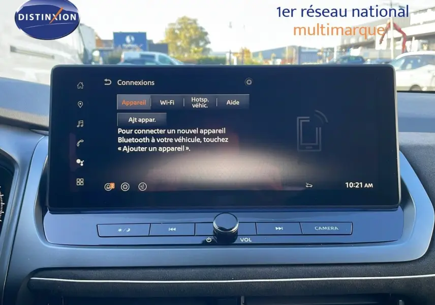 Écran tactile central du Nissan Qashqai blanc nacré, affichant le menu de connexion Bluetooth dans l'habitacle.