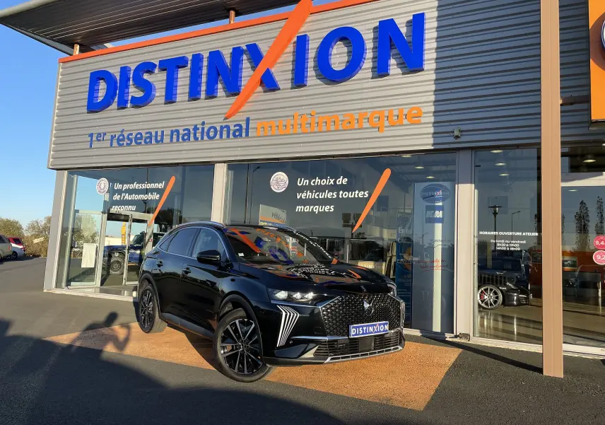 DS7 2024 noir Perla Nera en 3/4 avant droit, avec calandre distinctive et feux DS Pixel Led Vision 3.0 visibles.