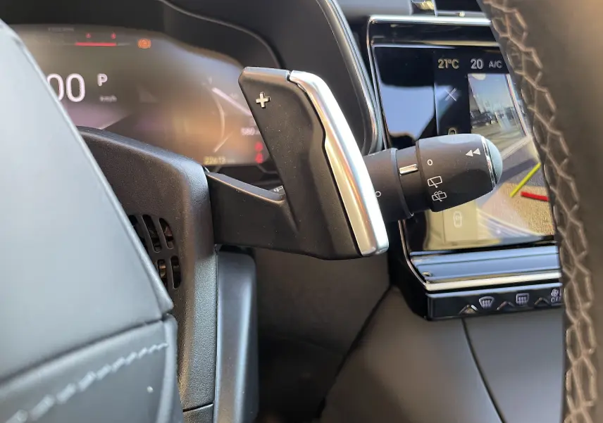 Gros plan sur la palette de changement de vitesse droite en aluminium et plastique noir du DS7 noir Perla Nera 2024.