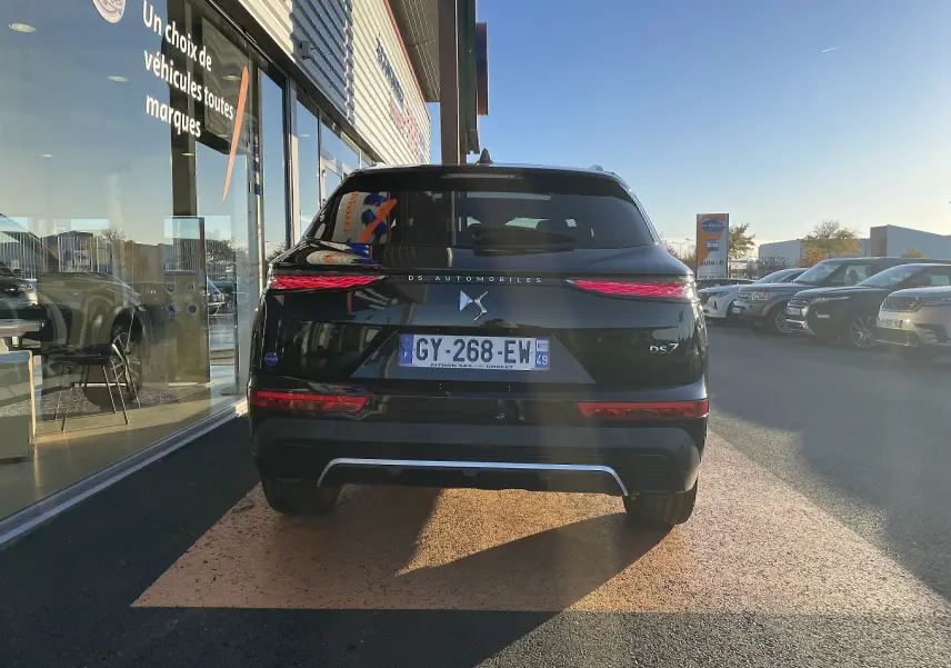 Vue arrière d'un DS7 noir Perla Nera 2024 avec feux DS Pixel Led Vision 3.0 et plaque d'immatriculation française.