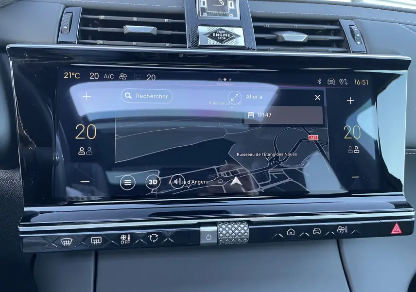 Vue rapprochée de l'écran tactile central du DS7 2024 noir Perla Nera affichant la navigation et la climatisation à 20°C.