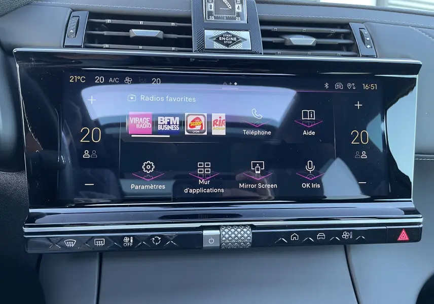Écran tactile central du DS7 2024 avec horloge analogique et commandes climatisation visibles en gros plan.