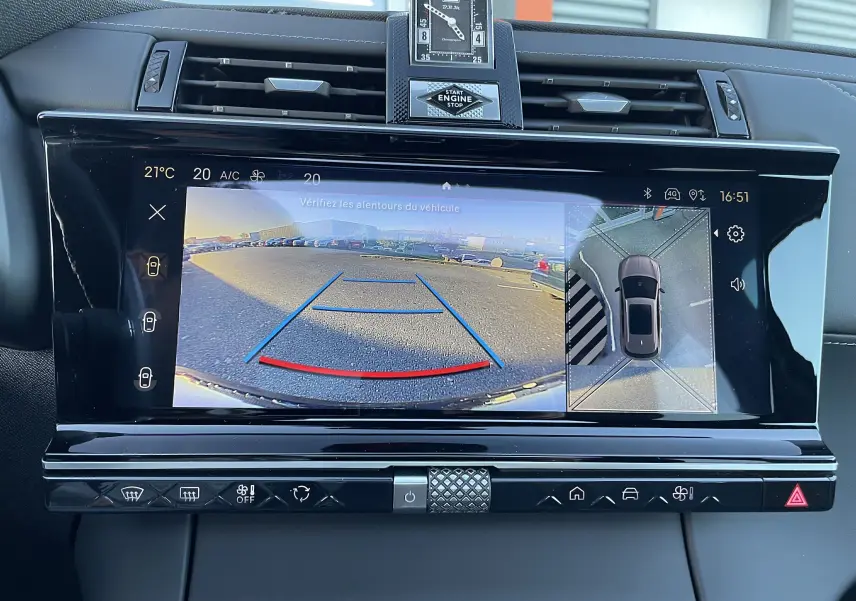 Écran central du DS7 2024 montrant la caméra de recul et la vue 360° avec affichage des lignes de guidage.