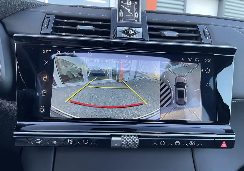 Écran central du DS7 2024 noir Perla Nera montrant la caméra de recul et la vue 360° du stationnement.