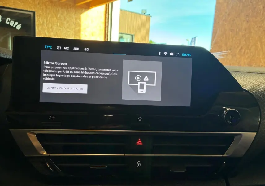 Écran tactile central allumé du tableau de bord intérieur gris-noir de la Citroën C4 X 2024.