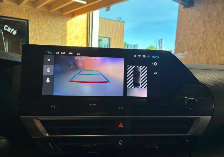 Écran central de la Citroën C4 X gris 2024 affichant la caméra de recul avec guidage et vue 360° intérieure.