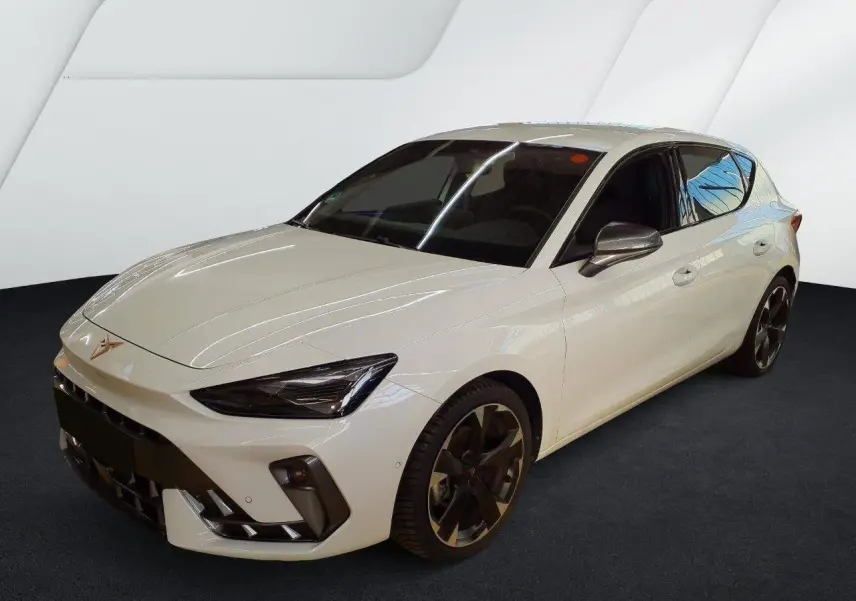 Vue 3/4 avant d'une CUPRA Leon blanc Nevada avec jantes alliage 18 pouces et vitres arrière surteintées.