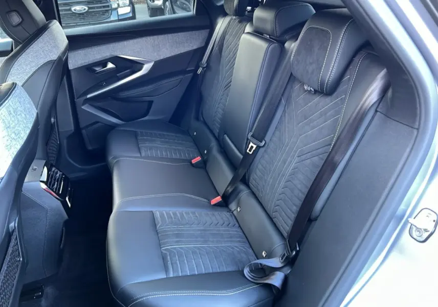 Vue intérieure côté droit sur la banquette arrière en cuir et alcantara gris du Peugeot 3008 Hybrid 145 GT 2025.