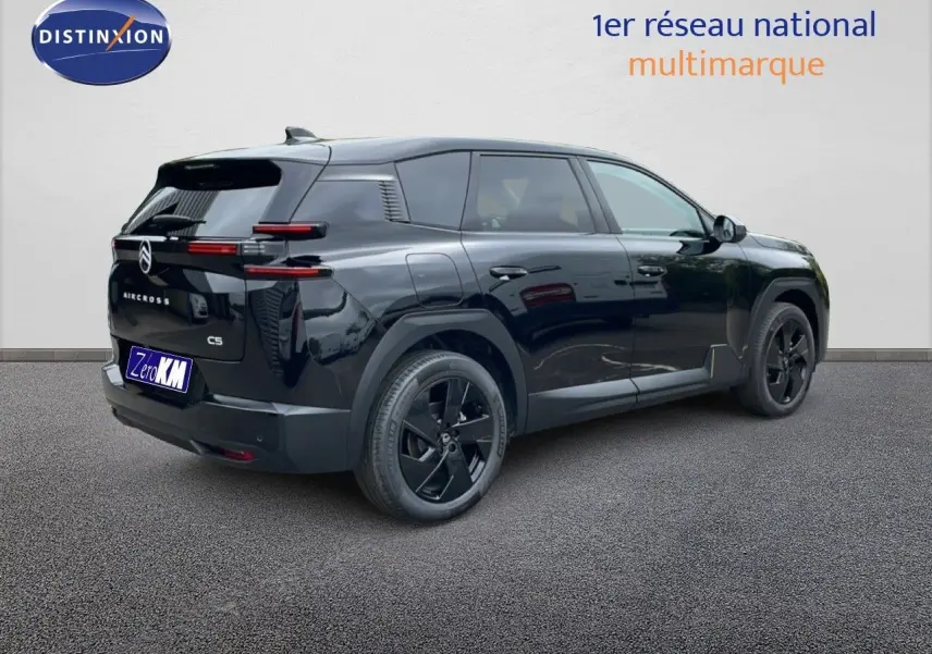 Vue 3/4 arrière droite d'un Citroën C5 Aircross noir Perla Nera métallisé avec jantes noires et feux arrière LED horizontaux.