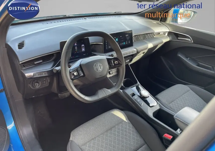 Vue intérieure côté conducteur du MG3 bleu como 2024, tableau de bord moderne avec écran tactile et volant multifonction.