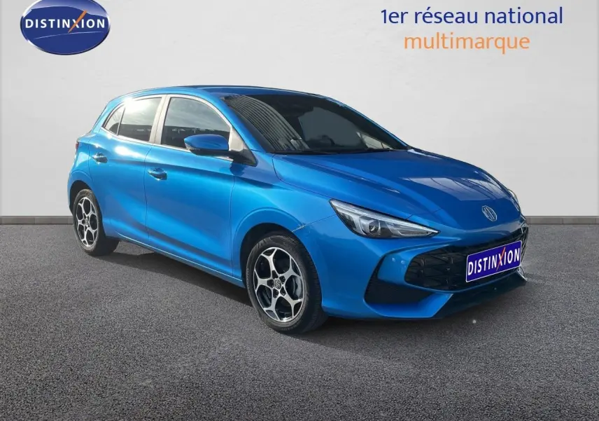 Vue 3/4 avant d'une MG3 1.5L Hybrid+ 195ch bleu como avec jantes alliage et calandre noire brillante.