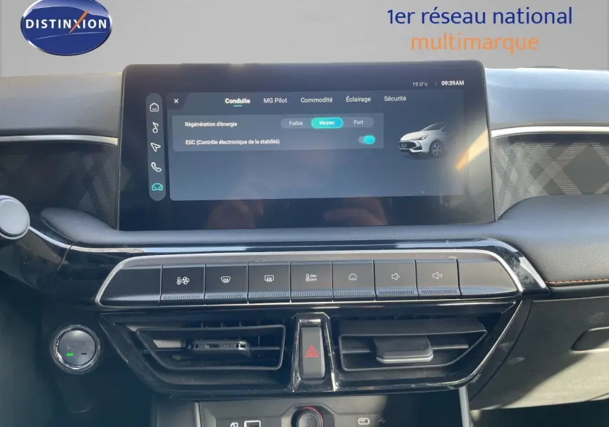 Vue rapprochée de l’écran tactile et de la console centrale du tableau de bord du MG3 2024 bleu como, avec commandes climatisation visibles.