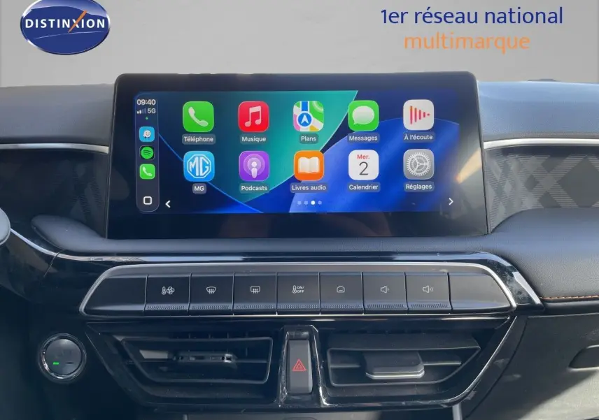 Vue rapprochée de l’écran tactile central du tableau de bord du MG3 1.5L Hybrid+ 2024 en intérieur noir.