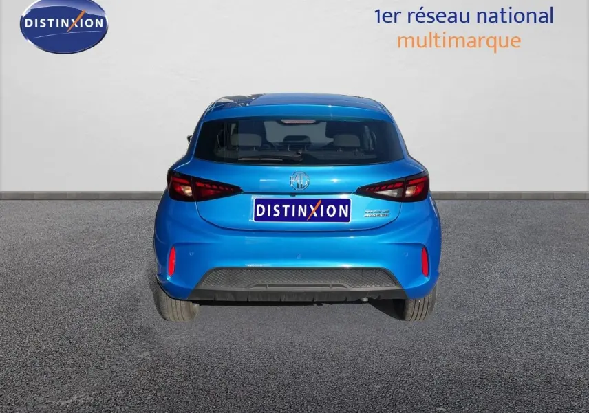 Vue arrière d'une MG3 1.5L Hybrid+ 195ch Comfort bleu como, avec feux arrière LED et logo MG visible.