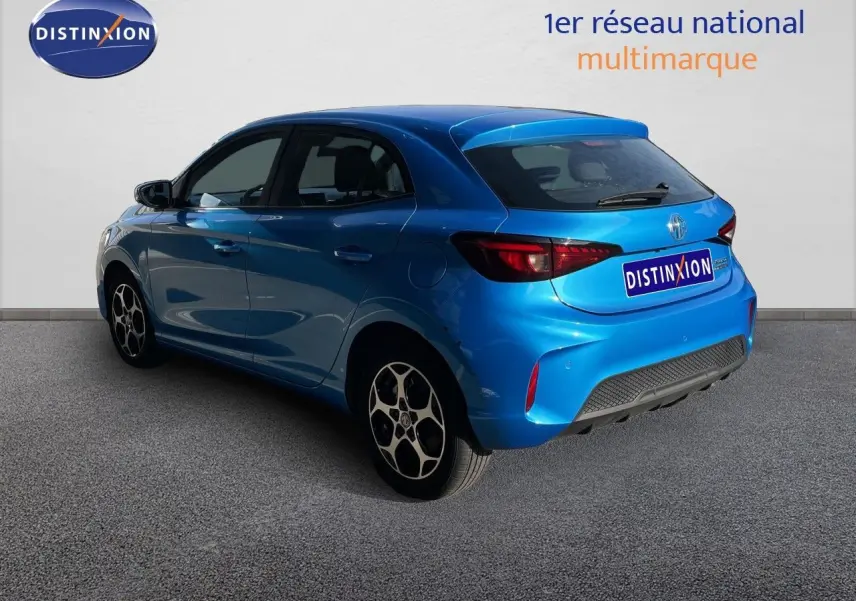 Vue 3/4 arrière droite d'une MG3 2024 bleu como avec jantes spécifiques et feux arrière LED distinctifs.