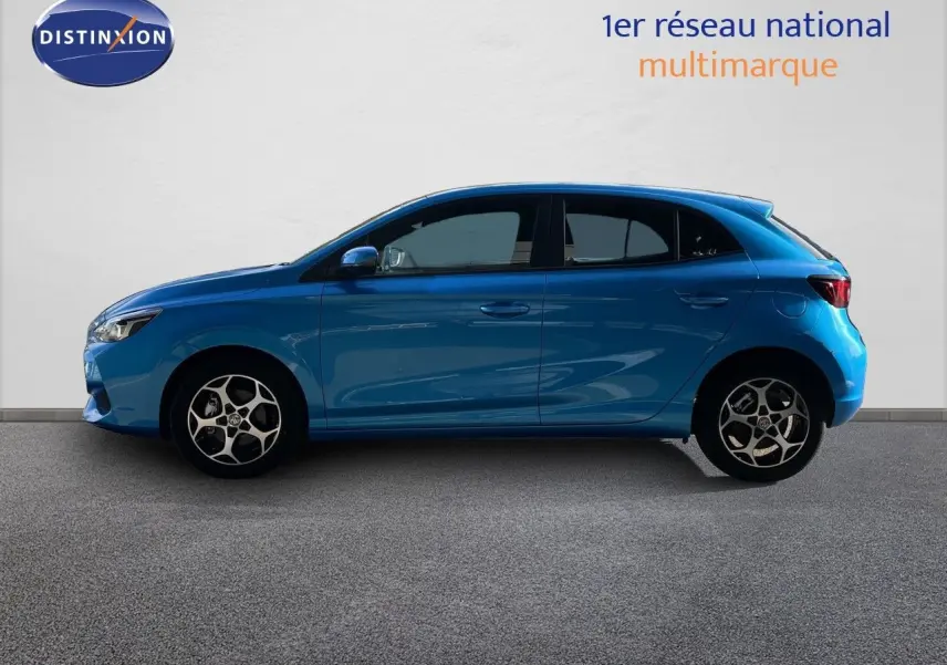 Vue latérale droite de la MG3 1.5L HYBRID+ 195CH Comfort 2024 en bleu como avec jantes alliage distinctives.