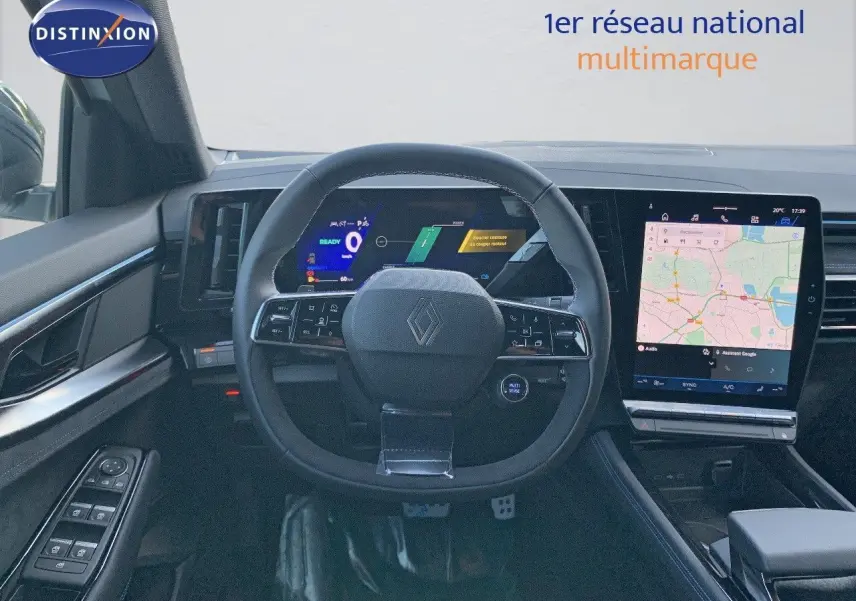 Vue frontale de l'intérieur du Renault Austral 2024, volant multifonction et écran tactile affichant une carte.