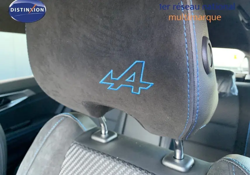 Gros plan sur l'appui-tête en alcantara noir avec logo bleu Alpine dans l'habitacle du Renault Austral 2024.