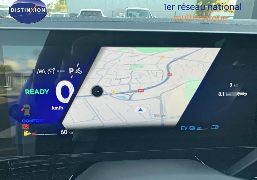 Tableau de bord numérique du Renault Austral 2024 montrant la navigation GPS et l'état prêt en mode hybride.