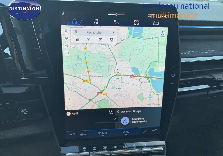 Écran tactile central du tableau de bord du Renault Austral 2024 avec navigation Google Maps active.