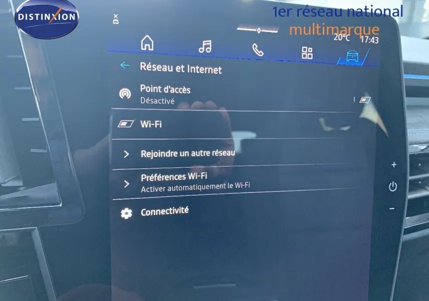 Écran tactile central du Renault Austral 2024 affichant les options Wi-Fi et réseau dans un intérieur moderne.