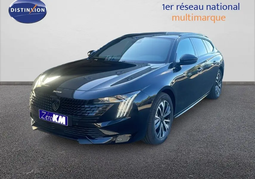 Peugeot 508 SW noir perla metal vue 3/4 avant droit avec calandre distinctive et feux LED allumés.
