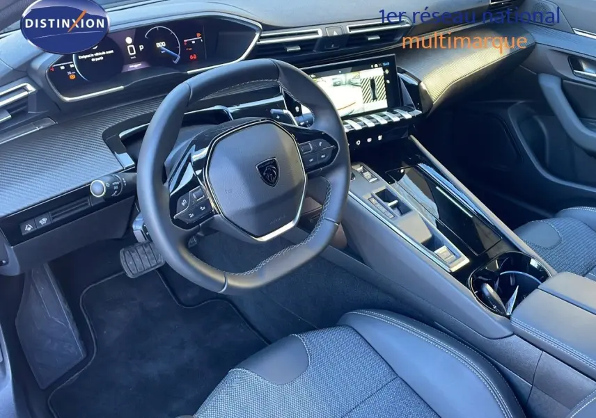 Intérieur moderne de la Peugeot 508 SW 2024, vue côté conducteur sur le tableau de bord et volant cuir noir.