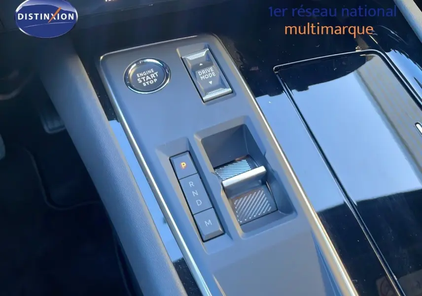 Gros plan sur la console centrale noire brillante de la Peugeot 508 SW 2024, avec boutons de démarrage et sélection de mode de conduite.