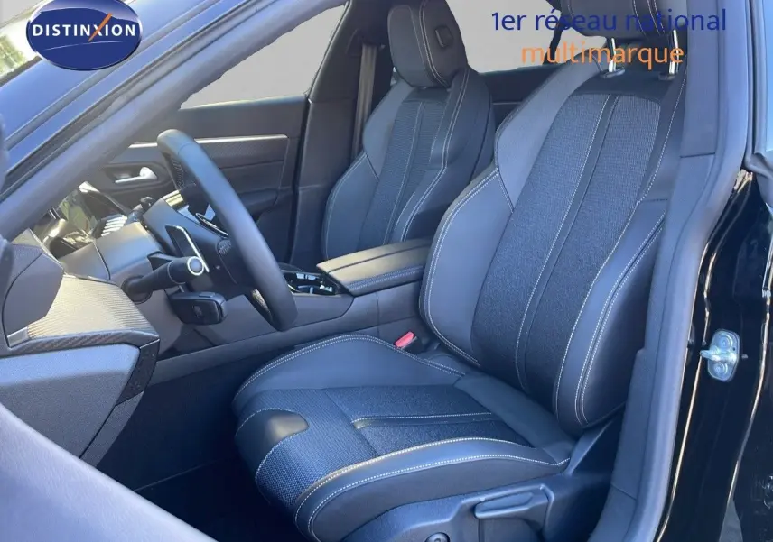 Intérieur de la Peugeot 508 SW 2024 noir perla metal, vue côté conducteur sur sièges en cuir et tissu gris foncé.