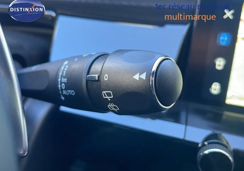 Gros plan sur la commande d'essuie-glace à gauche du volant dans l'habitacle d'une Peugeot 508 SW noir Perla Metal 2024.