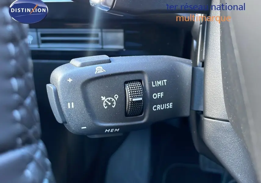 Gros plan sur la commande de régulateur de vitesse du Peugeot 508 SW noir Perla Metal, intérieur côté gauche.