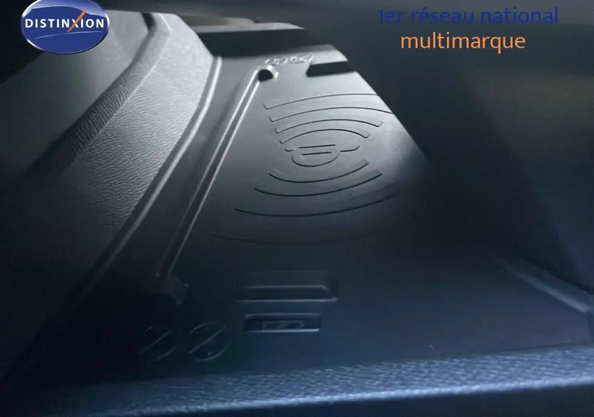Gros plan sur le chargeur sans fil noir intégré dans l'habitacle du Peugeot 508 SW 2024.