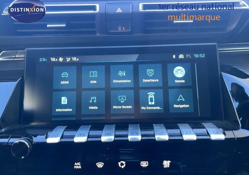 Tablette tactile centrale du tableau de bord de la Peugeot 508 SW 2024, avec commandes climatisation et multimédia visibles.