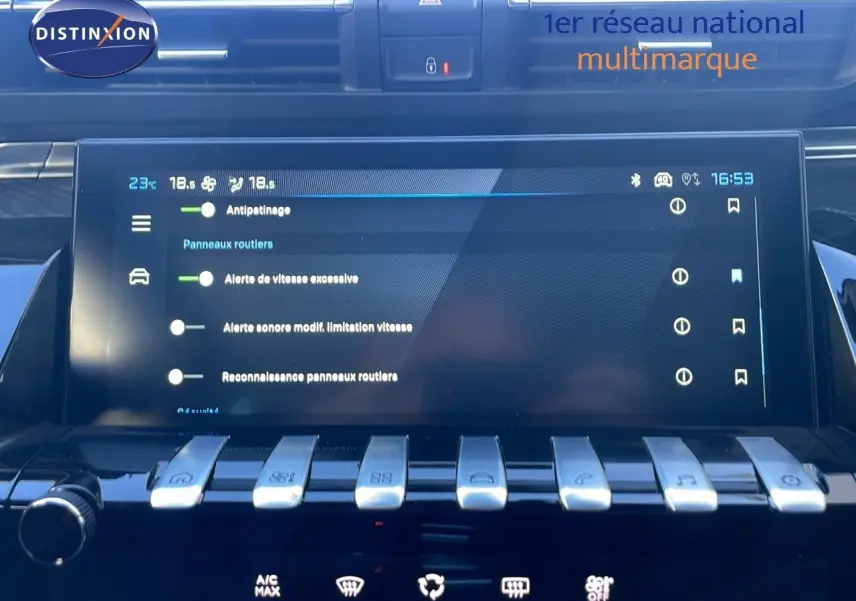 Tableau de bord de Peugeot 508 SW 2024 avec écran tactile affichant les réglages d'assistance à la conduite.