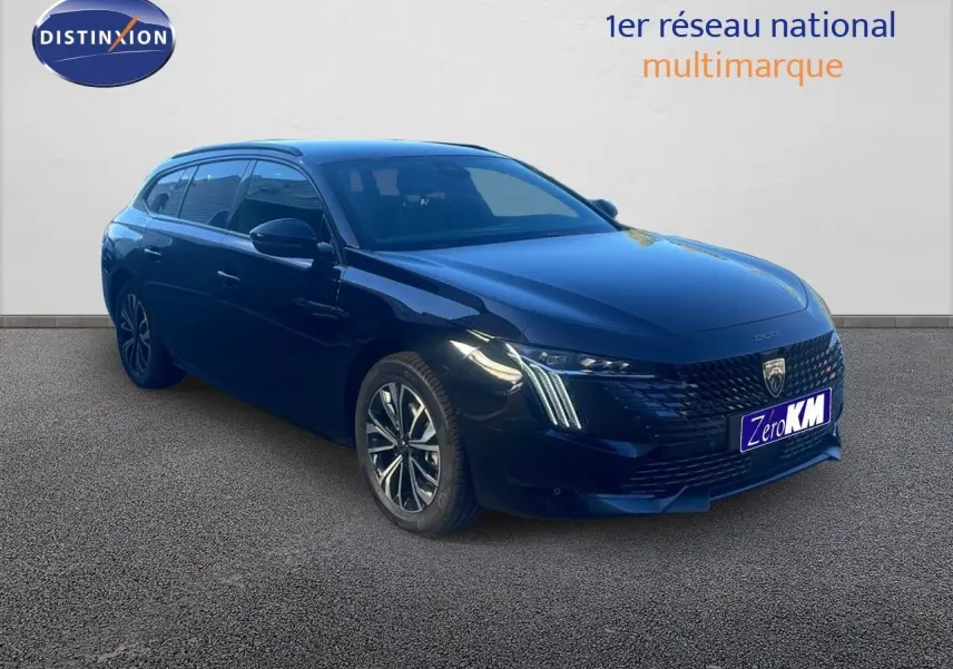 Peugeot 508 SW noir perla metal vue 3/4 avant droit, avec feux LED et jantes alliage bicolores.