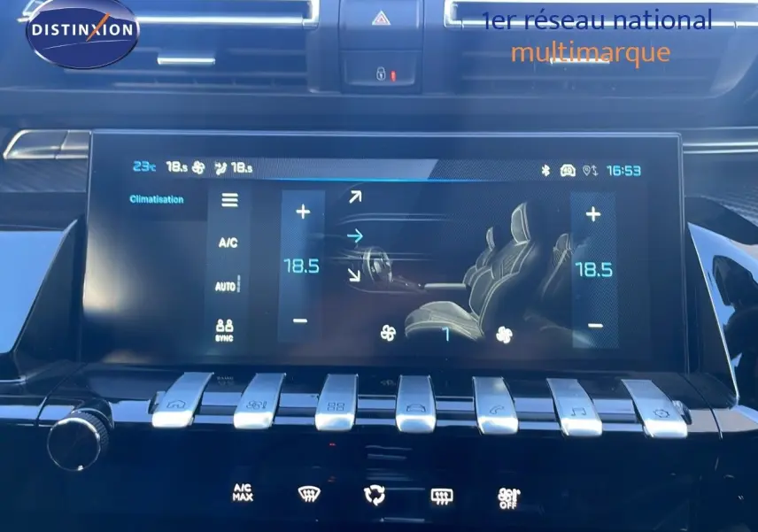 Écran tactile central de la Peugeot 508 SW noir perla metal, affichant la climatisation avec réglages à 18,5°C.