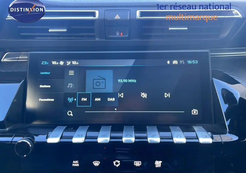 Écran tactile central de la Peugeot 508 SW 2024 noir perla metal, avec commandes multimédia et climatisation visibles.