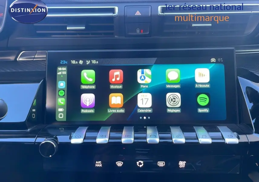 Tableau de bord de Peugeot 508 SW noir perla metal, vue frontale centrée sur l'écran tactile multimédia.