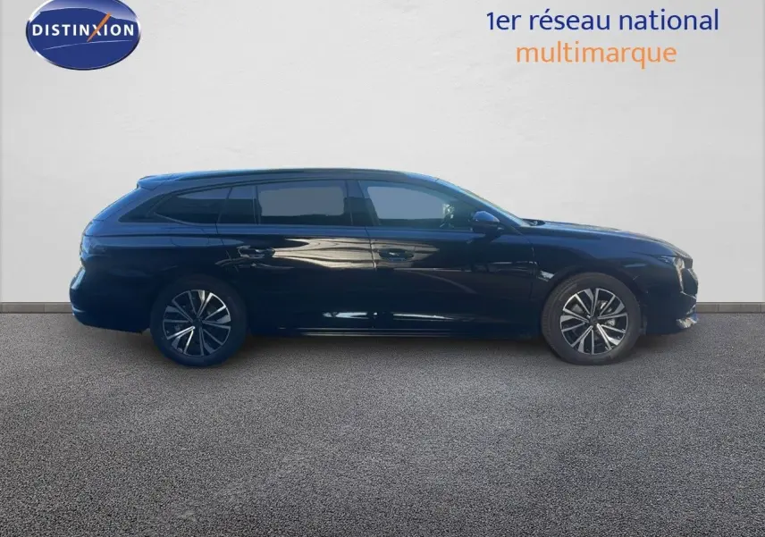 Peugeot 508 SW noir perla metal vue de profil côté gauche, soulignant ses lignes élégantes et ses jantes bicolores.