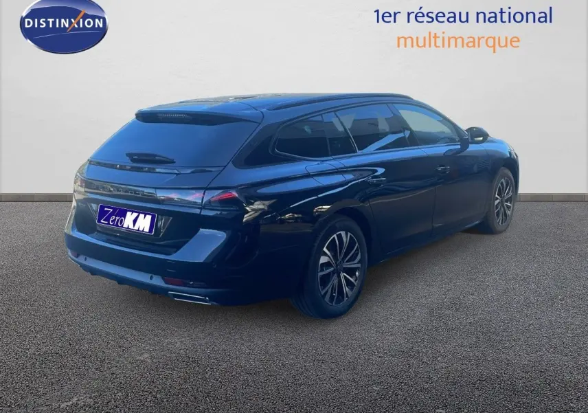 Peugeot 508 SW noire perla metal vue 3/4 arrière droit, avec feux LED et jantes alliage bicolores.