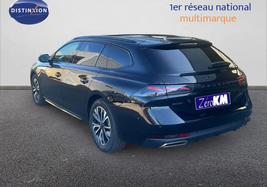 Peugeot 508 SW noir perla metal vue 3/4 arrière droit, avec feux LED et jantes bi-ton élégantes.