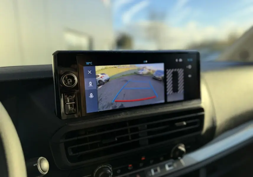 Écran tactile intérieur du Citroën Jumpy XL blanc montrant la caméra de recul avec lignes de guidage colorées.