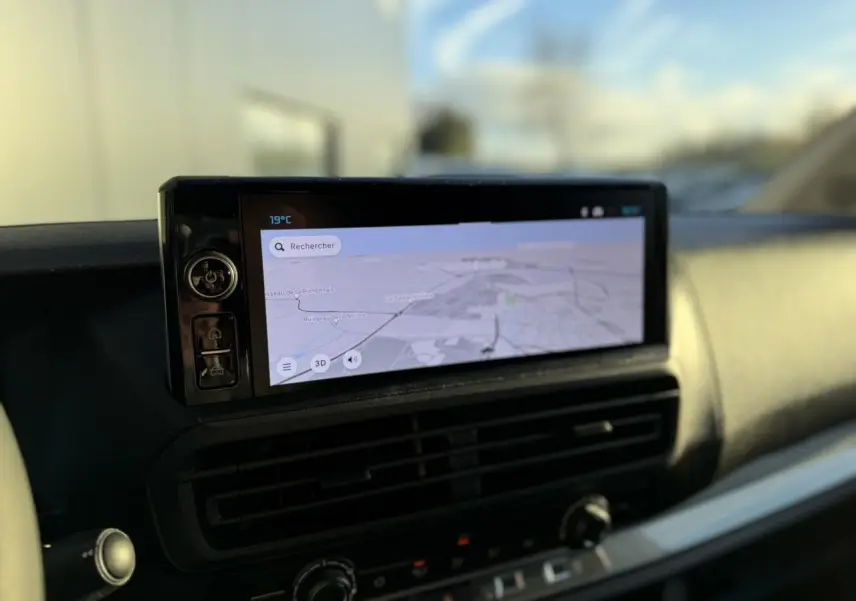 Écran GPS tactile en plan rapproché sur le tableau de bord du Citroën Jumpy XL blanc Icy 2025.