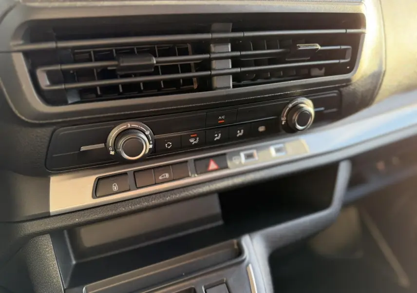 Détail du tableau de bord noir du Citroën Jumpy 2025, avec commandes de climatisation et ventilation visibles.