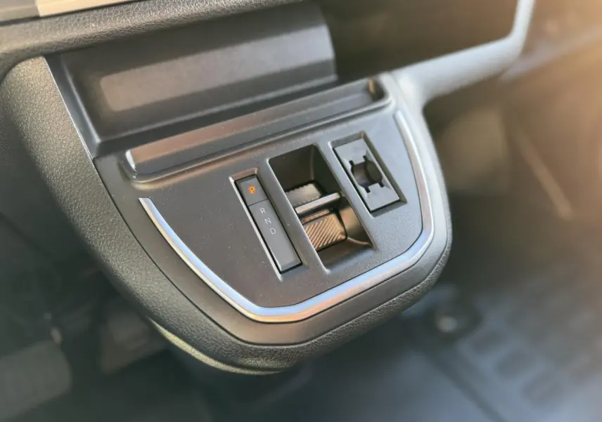 Gros plan sur la commande de boîte automatique du Citroën Jumpy XL blanc, avec levier et sélecteur de vitesses P-R-N-D.