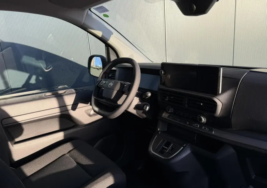Intérieur du Citroën Jumpy XL 2025 vu côté conducteur, tableau de bord moderne avec écran tactile et volant multifonction.